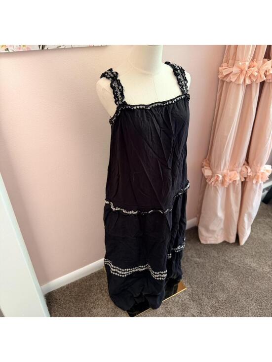 Old Navy Dresses & Skirts - Old Navy black embroidered tiered midi dress size large